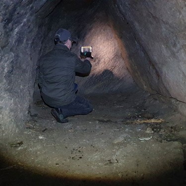 Detectorist uses OKM Delta Ranger to explore a wall with thermographic scan